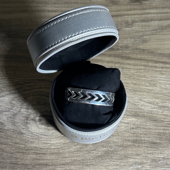 Rustic Cuff Jewelry - Rustic Cuff Silver and Gold Accessory Case